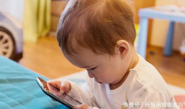 老爸|1岁宝宝偷玩老爸手机,听到爸爸脚步声后,宝宝的反应太机智了