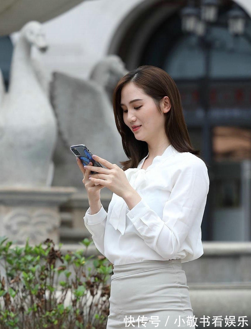 衬衫|白色真丝衬衫，搭配灰色包臀裙，显得清新唯美，高级感十足