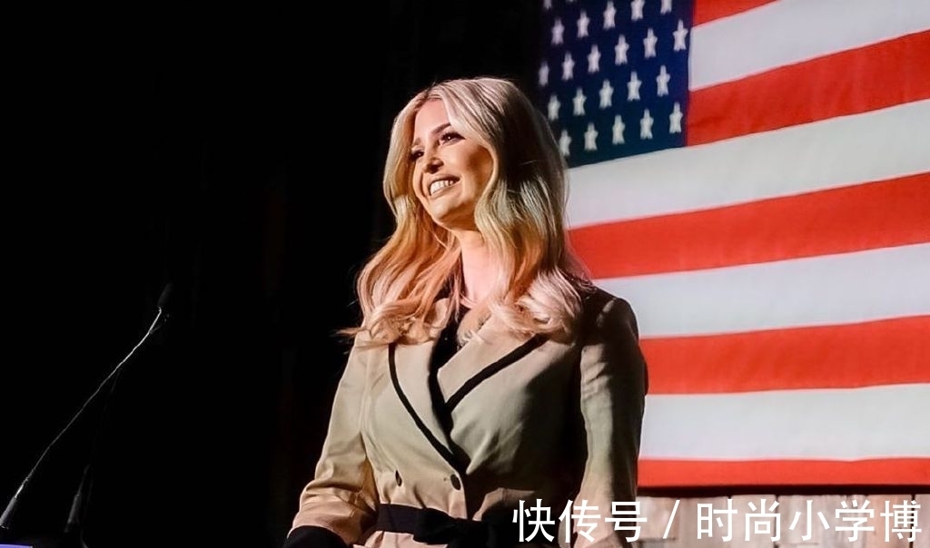 御寒 伊万卡穿外套御寒,衣服上用绳子打个蝴蝶结,窈窕曲线真有模特感