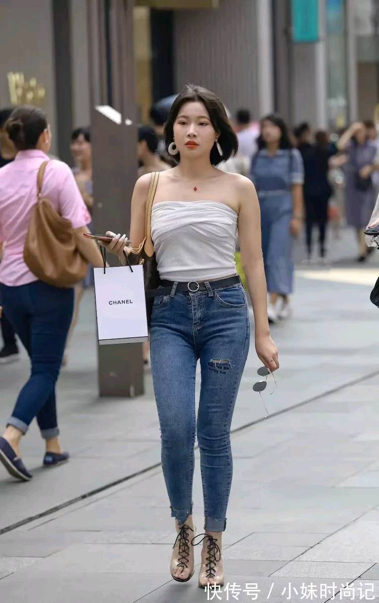 天际 街拍路人,几款简单时尚的穿搭,告别繁琐照样美出天际