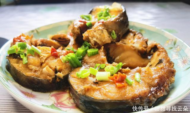  蒜瓣|草鱼红烧前加上“这1步”，鲜香又入味，鱼肉似蒜瓣