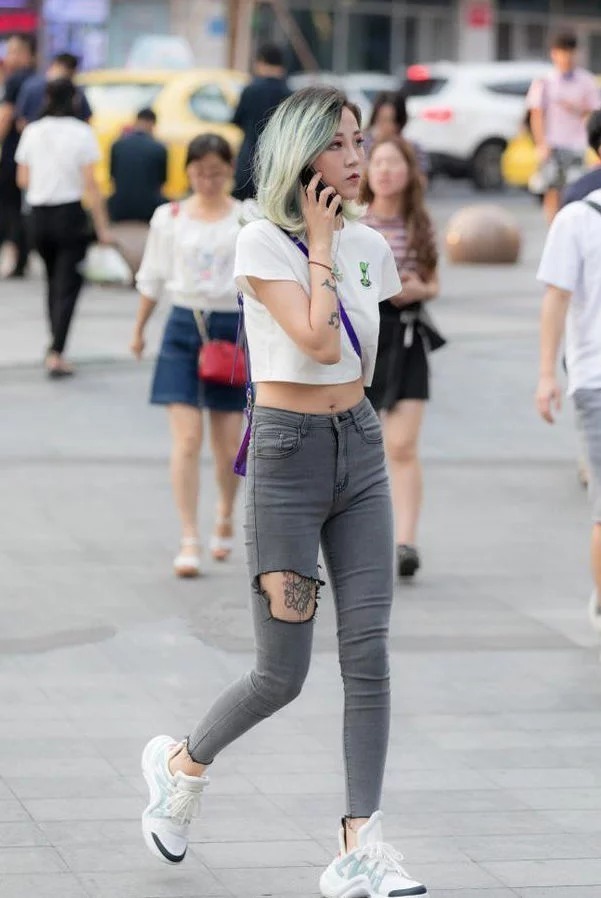 街拍:穿搭时尚的美女,貌美如花,走在街头魅力十足