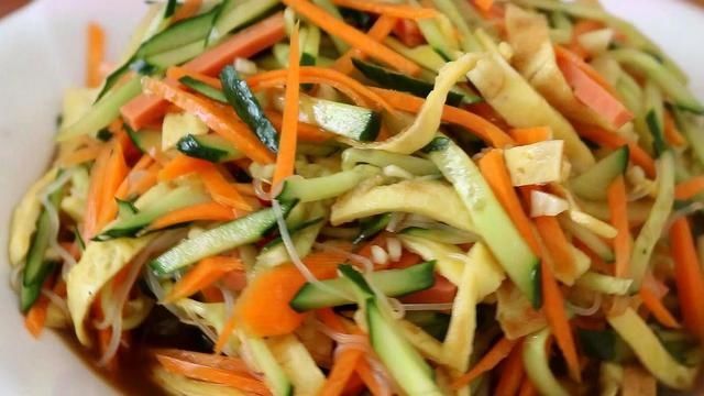  2个黄瓜，2个鸡蛋，不用炒，简单一做，上桌全家抢着吃