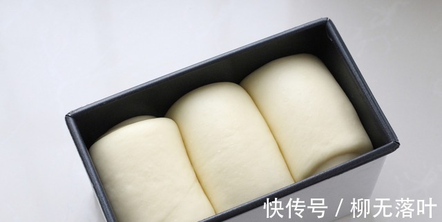 最近这吐司火了,隔天做一个,松软又拉丝,加点料早餐不重样!