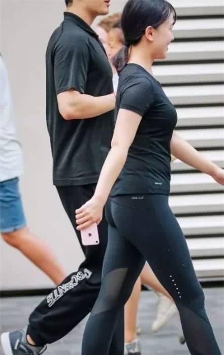 街拍美女穿紧身运动裤的性感小姐姐,身材优美
