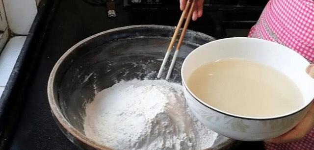 韭菜包子好吃有秘诀,调馅时加点它,营养解馋,吃起来特别香!