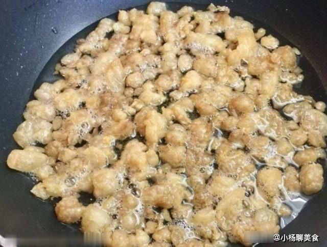 更香|熬猪油时，很多人只会加水，多加这2味，猪油更香，保存更久！