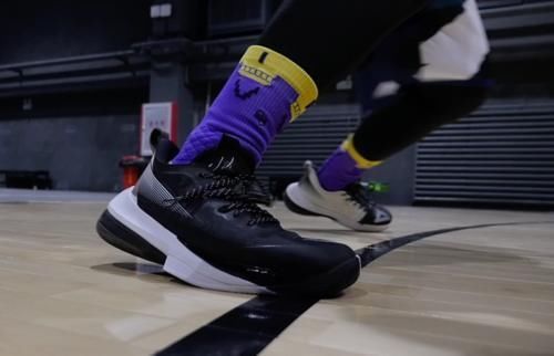 实战 脚感最舒服的实战鞋?可你能不能硬一点啊!