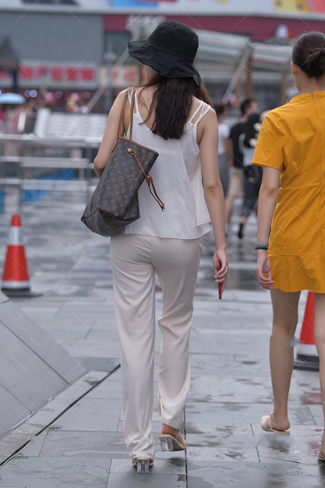 宽松|白色宽松无袖雪纺上衣, 搭配奶油色西装高腰阔腿裤, 清纯气质佳