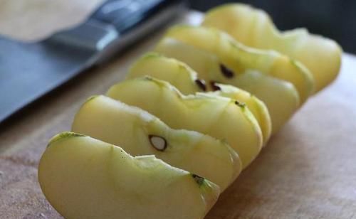 冬天|冬天的苹果就要这样吃,营养全面易吸收,尤其老人小孩要多吃