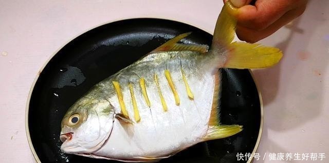 清蒸鱼|不管蒸啥鱼,别用料酒和醋去腥,教你一招,鱼肉香嫩,鲜美不腥气