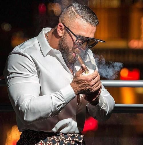 健美运动员|男子健身练出健美真空腹, 身材魁梧, 退役后却当上了服装设计师!