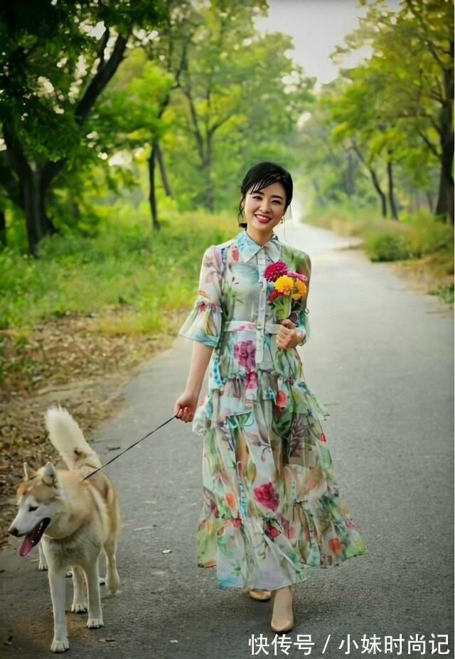 高跟鞋|周涛穿高跟鞋在公园遛狗,遛出了新高度,遛狗也穿这么正式?