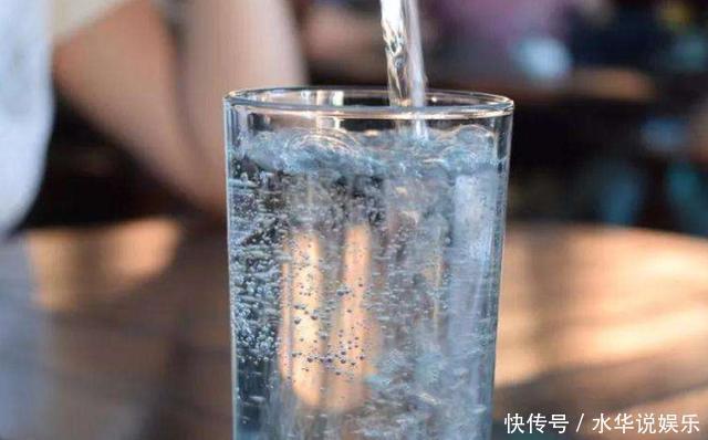 益生菌|便秘怕2种水，你若爱喝，冲走堆积大便，腹痛腹胀远离你