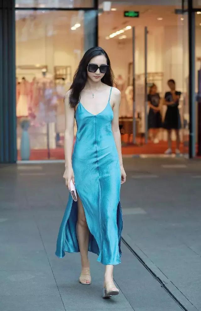 身材高挑|扎着高马尾的小姐姐,身穿套装,显示出一种十分帅酷的感觉