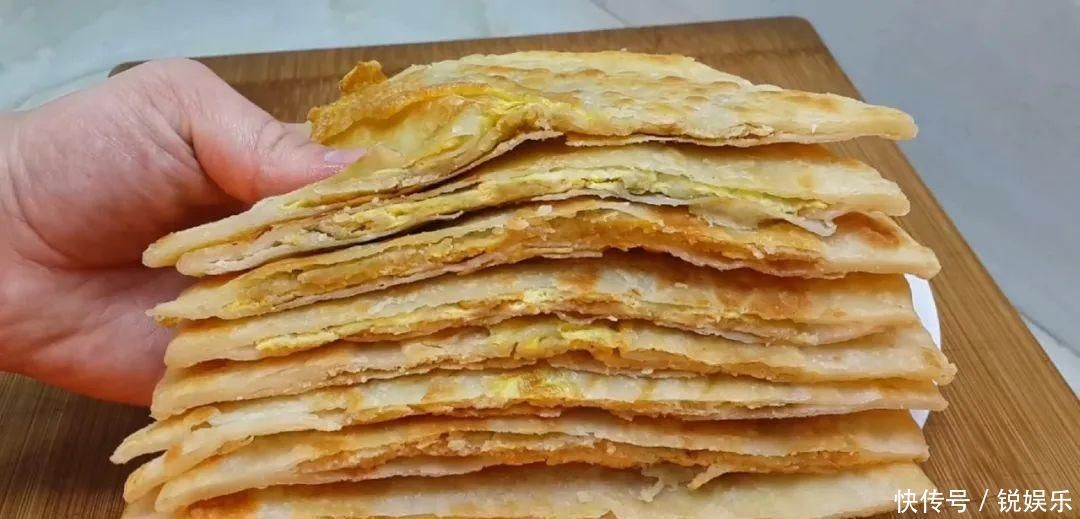 鸡蛋饼这样做太香了,教你懒人做法,鼓泡零失败,吃过就念念不忘