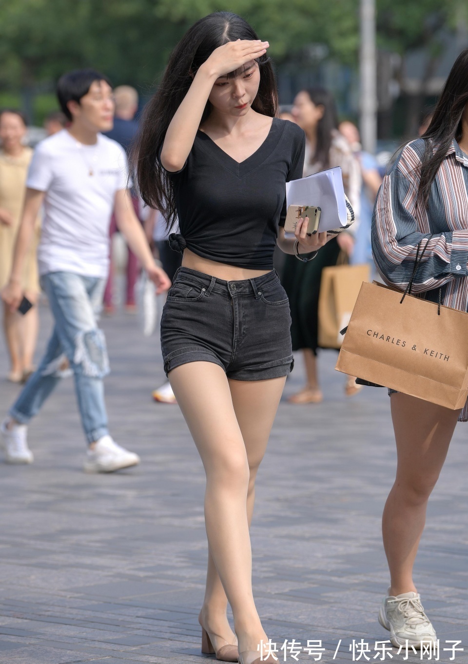 女孩|小姐姐身穿黑色紧身短袖,搭配黑色牛仔短裤,走在街上很自信大方