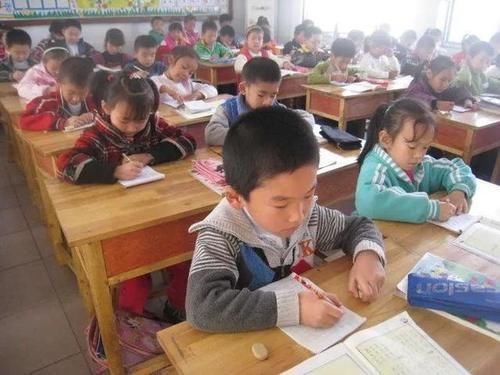 驼背|孩子最爱的4种坐姿,竟是“长不高”祸首,基因再好也无缘大长腿