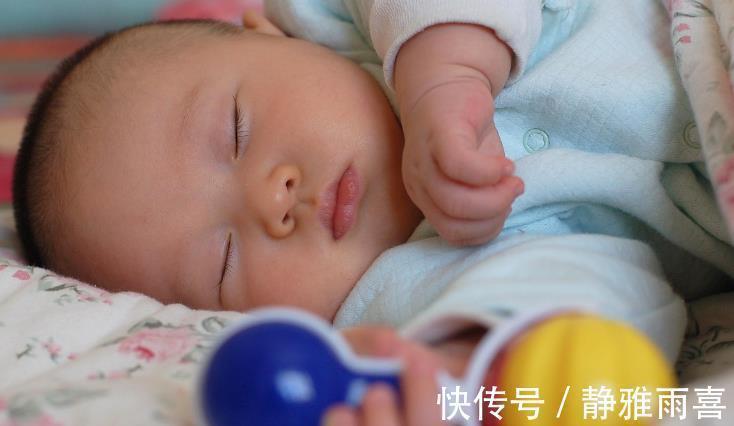 癖好|宝宝睡前的“奇怪小癖好”,其实是对妈妈爱的表达,暖心又治愈