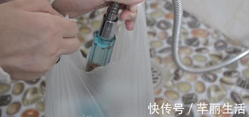 疏通|淋浴喷头堵了不用怕,学会这诀窍,只需一个塑料袋就能轻松解决