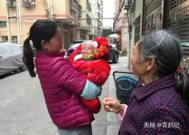 小区|小区遛娃，46岁妈妈遇到46岁奶奶，年龄相同差距却不止一点点