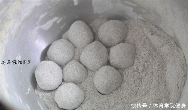 不论男女，早上空腹吃它，等于慢跑2小时，清肠排便，口臭也消失！