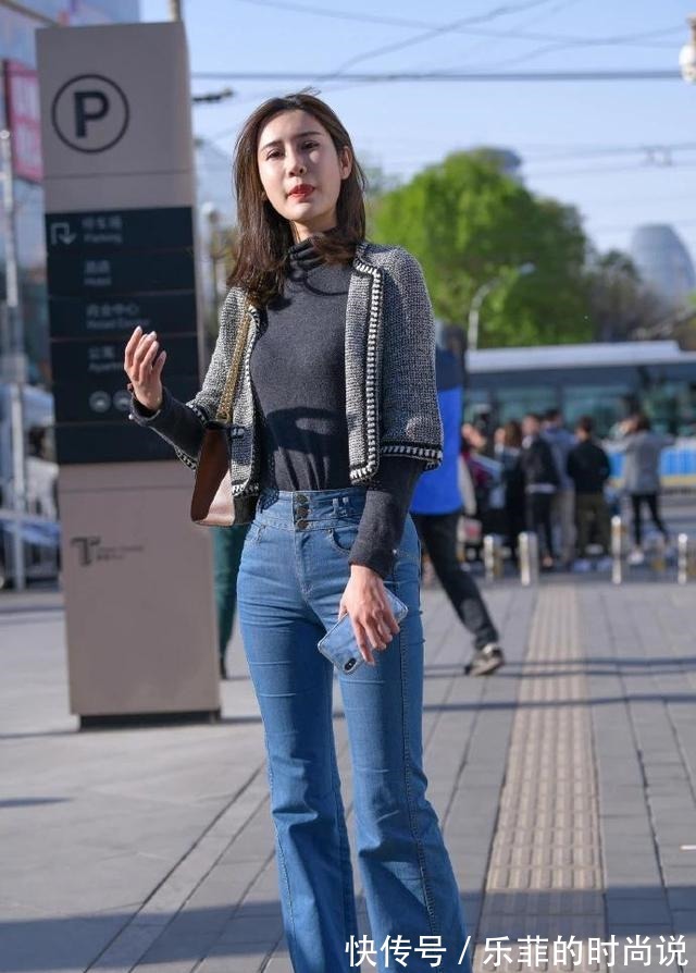 牛仔 初春穿搭风格秀,喇叭款低腰牛仔搭配黑色针织打底衫外加开衫毛衣!
