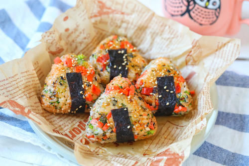 剩米饭新吃法，用手拿着吃，有趣又好吃，孩子一次能吃一碗饭