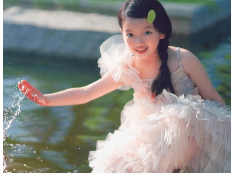 面對鏡頭|9歲的阿拉蕾曬近照，與妹妹同框合影好可愛，姐妹倆像共用一張臉