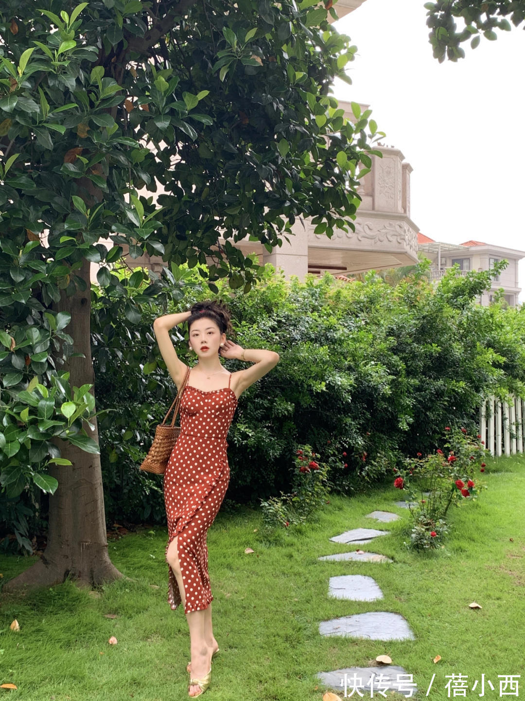 波点连衣裙|穿搭简约才高级,秋季衣橱必备“波点”单品,适合40+的熟女