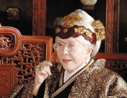 红楼梦|红楼梦：栊翠庵里品茶，贾母为何把喝剩的半杯茶递给刘姥姥？