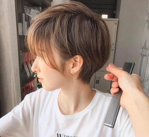 皮肤|什么发型减龄又时尚?试试这三种柔卷发,简单随意又显皮肤白