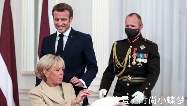 布丽吉特|法第一夫人终于换发型了!穿黑丝袜配高跟鞋,马克龙笑得合不拢嘴