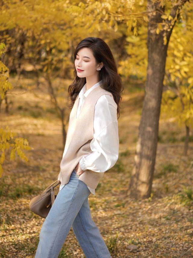 风衣|秋季,女神博主穿搭示范,白衬衫+针织背心搭配牛仔裤,高级洋气