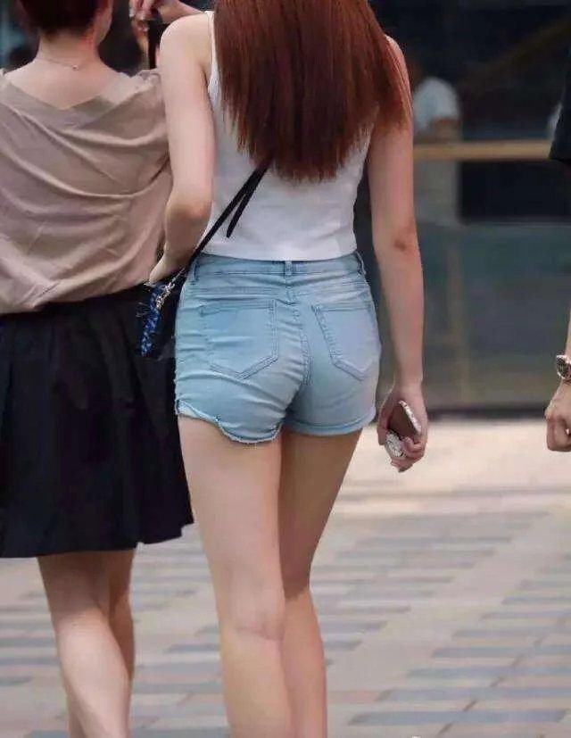 吸睛|街拍:穿紧身小短裤的小姐姐,凸显修长筷子腿,这么穿很吸睛