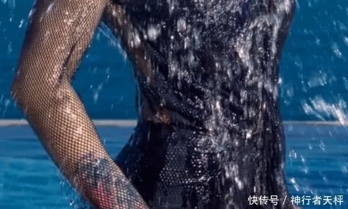 助理整桶水倒向跪地新娘后，直接抓拍到华丽瞬间，成片细节不寻常