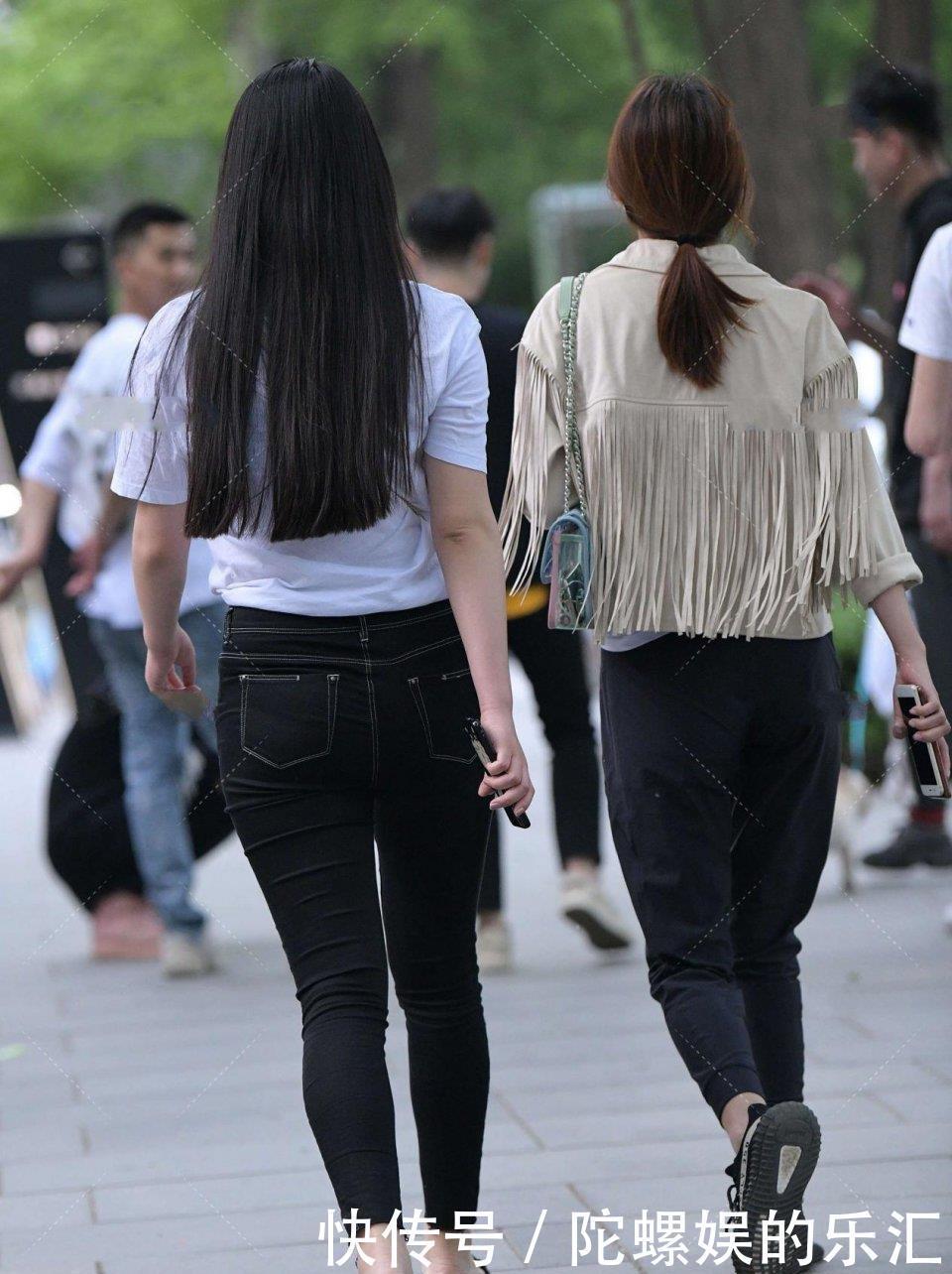 白色t恤|紧身牛仔裤搭配尖角凉鞋,简约时尚,性感大方