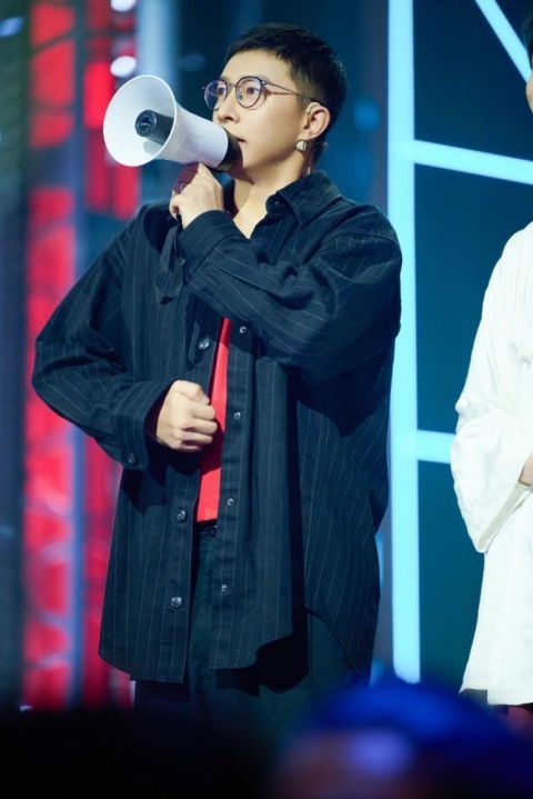 报幕|韩庚战队《这就是街舞4》逆袭榜首 完美复刻八零年代报幕