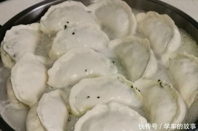 早餐在家吃实惠,一锅煎包只花5块钱,全家人吃得饱饱的,真香!