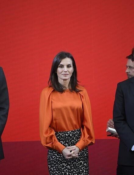 莱蒂齐亚王后|西班牙王后又穿Zara橘色灯笼袖上衣配豹纹裙真美,又要抢断货