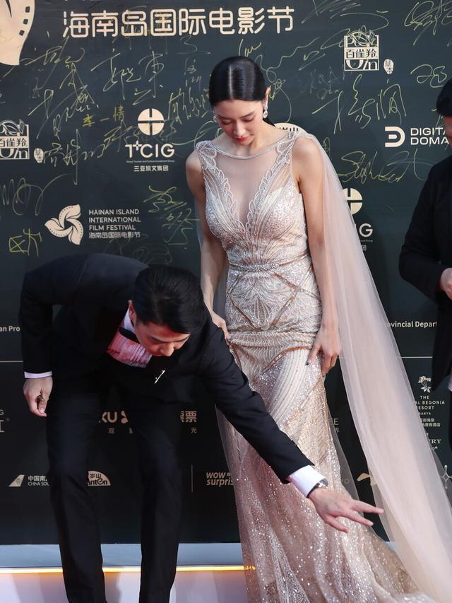 黄皮 克拉拉的身材绝了, 香槟色修身裙凸显完美线条, 体态姣好气质动人