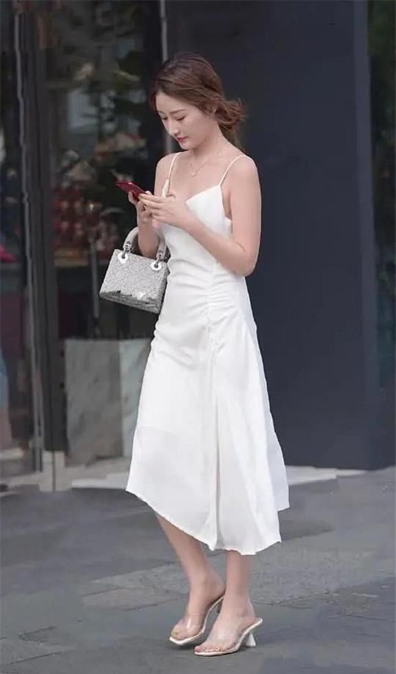 仙气|小姐姐一袭白色吊带长裙,迎面走来“仙气飘飘”