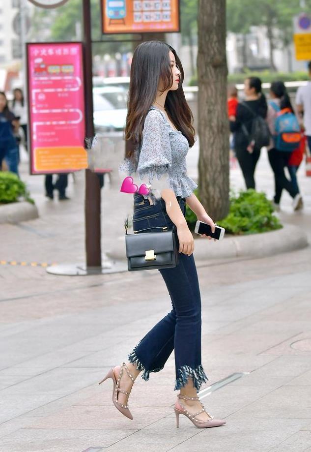 印花|u领印花上衣,搭配蓝色牛仔裤+高跟凉鞋,显得风情万种魅力十足