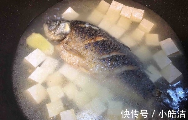 童子鲫|教你鲫鱼汤的正确做法，汤汁又白又鲜，逢年过节做着吃准没错！