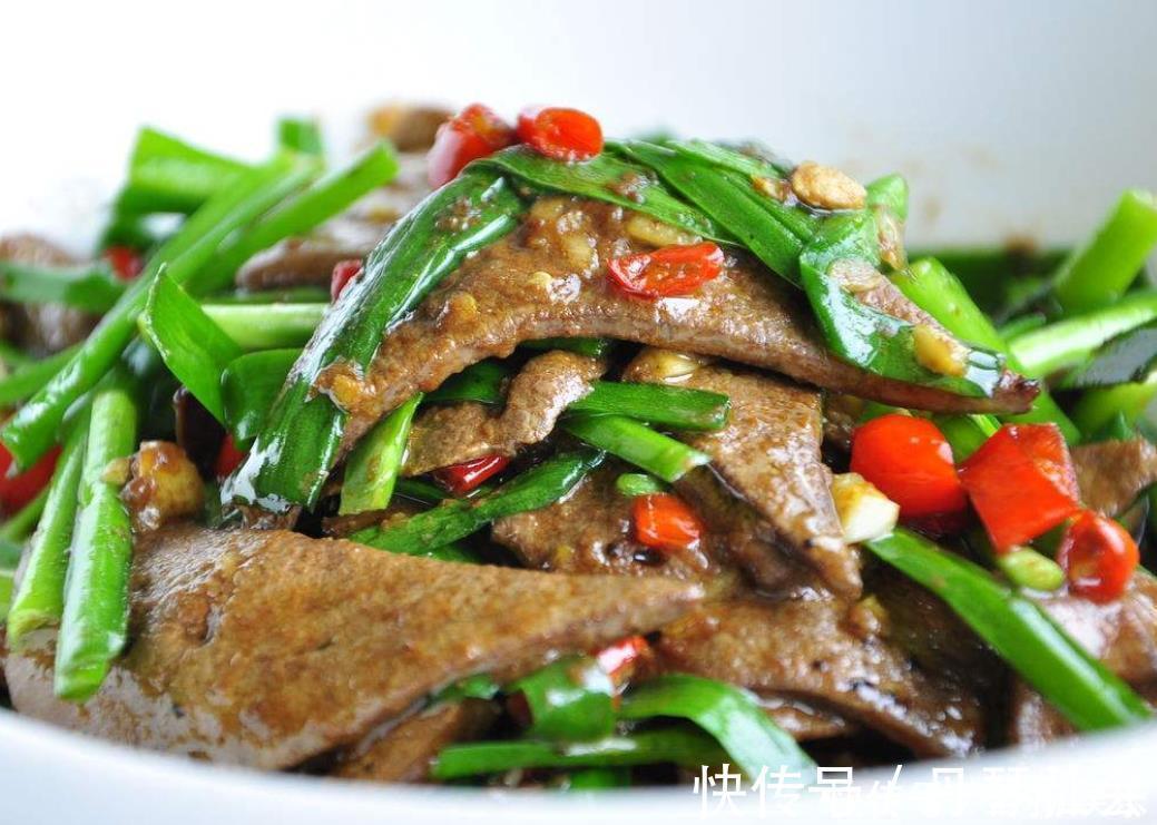 翻炒均匀|炒猪肝滑嫩有技巧，学会这个腌制猪肝的方法，炒的和饭店一样好吃