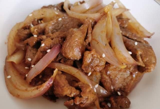 炒牛肉时,最忌放料酒和盐,大厨教我1招,牛肉软嫩多汁不柴