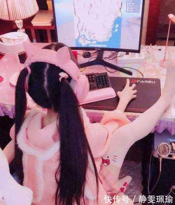 萝莉|蔡萝莉Cos麻衣学姐，坐在劳斯莱斯引擎盖拍照，风格让人难接受
