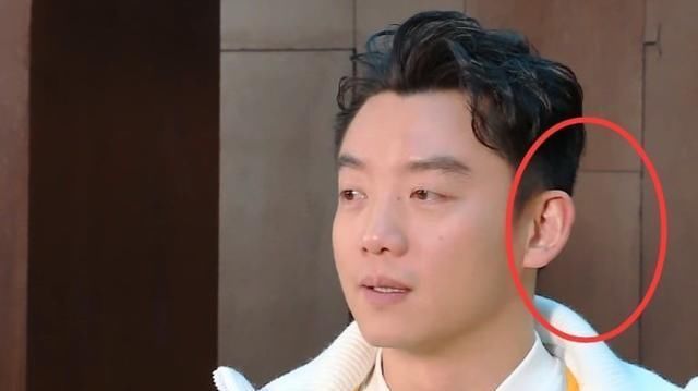 苗苗意外现身《跑男》，郑恺瞬间耳朵发红，baby反应却懒得装了