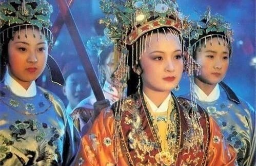 贾府!贤德妃贾元春,为何没能给贾府带来兴盛?这个丫头骂出背后真相