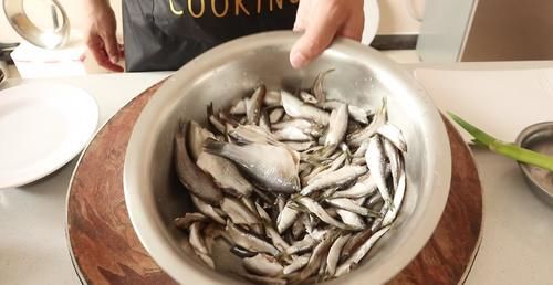 干炸|想吃“干炸小白条”别出去买了,大厨教你在家做,焦香酥脆吃过瘾